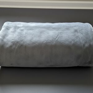 SOCHOW Plush Gray Blanket 50" X 60" (EUC)